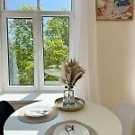 Apartment Light&linen Nest With Free Backyard Parking - Near Old Town!