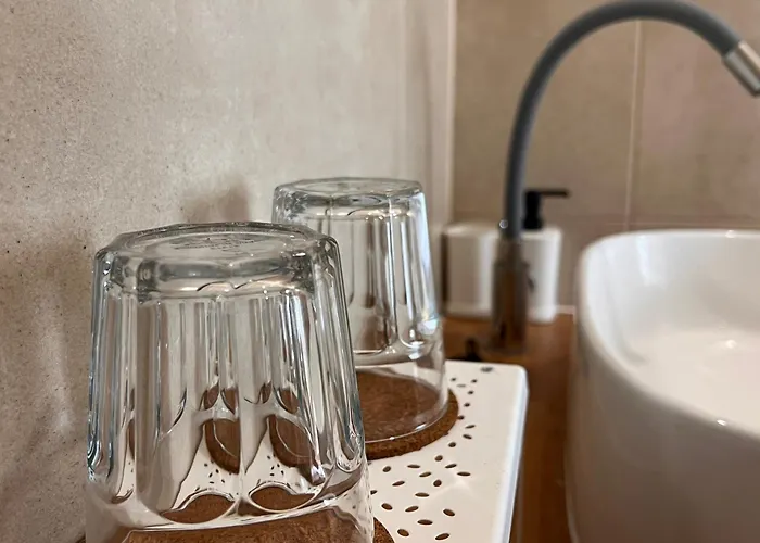 Apartment Light&linen Nest With Free Backyard Parking - Near Old Town!