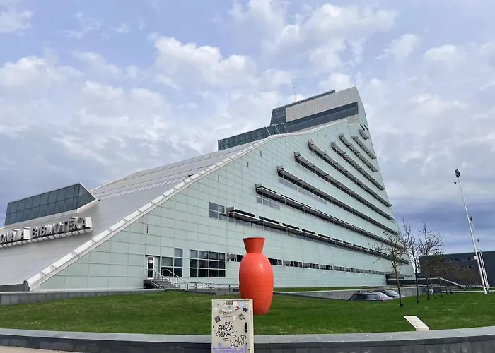 Light&linen Nest With Free Backyard Parking - Near Old Town!