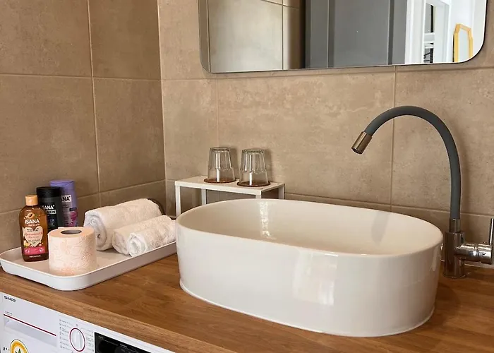 Apartment Light&linen Nest With Free Backyard Parking - Near Old Town! *